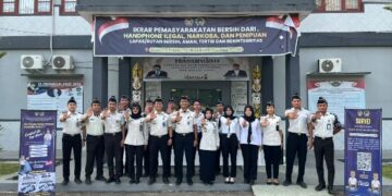 Jajaran Rutan Kelas IIB Tamiang Layang, berpose tolak gratifikasi usai apel pagi, Rabu (22/7/2026). (ist)