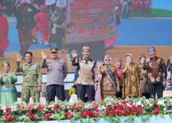Bupati Barito Utara, H. Shalahuddin dan Wabup Felix Sonadie Y. Tingan, beserta unsur Forkopimda dalam mendeklarasikan Gerakan Nasional Ruang Aman dan Nyaman Anak (GERNAS RANA) di Arena Terbuka Tiara Batara, Muara Teweh, Kamis (23/7/2026).