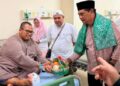 Bupati Barito Utara, H Shalahuddin, menjenguk Ustaz Ali yang sedang menjalani perawatan di RSUD Muara Teweh, Jumat (24/7/2026).
