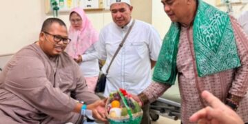 Bupati Barito Utara, H Shalahuddin, menjenguk Ustaz Ali yang sedang menjalani perawatan di RSUD Muara Teweh, Jumat (24/7/2026).