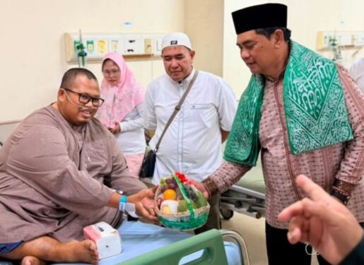 Bupati Barito Utara, H Shalahuddin, menjenguk Ustaz Ali yang sedang menjalani perawatan di RSUD Muara Teweh, Jumat (24/7/2026).