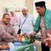 Bupati Barito Utara, H Shalahuddin, menjenguk Ustaz Ali yang sedang menjalani perawatan di RSUD Muara Teweh, Jumat (24/7/2026).
