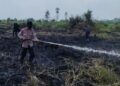 Pemadaman karhutla yang dilakukan Satgas Aman Nusa II Polresta Palangka Raya di Danau Rangas, Sabtu (25/7/2026). (ist)