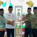 Bupati Barito Utara, H. Shalahuddin, menyerahkan trofi bergilir kepada Ketua Panitia sebagai simbol dimulainya pelaksanaan MTQH ke-53, Sabtu (25/7/2026).