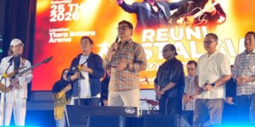 Bupati Barito Utara, H. Shalahuddin, menyampaikan sambutan dan apresiasi di malam hiburan rakyat yang diisi musisi legendaris Indonesia Dedy Dhukun dan Mus Mujiono, Sabtu (25/7/2026).