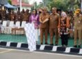 Bupati Barito Utara, H. Shalahuddin dan Wabup Felix Sonadie Y. Tingan, melepas peserta gerak jalan, Senin (27/7/2026).