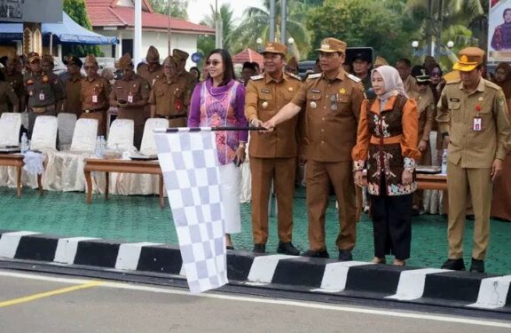 Bupati Barito Utara, H. Shalahuddin dan Wabup Felix Sonadie Y. Tingan, melepas peserta gerak jalan, Senin (27/7/2026).