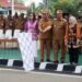 Bupati Barito Utara, H. Shalahuddin dan Wabup Felix Sonadie Y. Tingan, melepas peserta gerak jalan, Senin (27/7/2026).