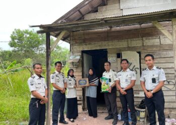 Jajaran Rutan Tamiang Layang menyalurkan bantuan, Senin (27/7/2026). (ist)