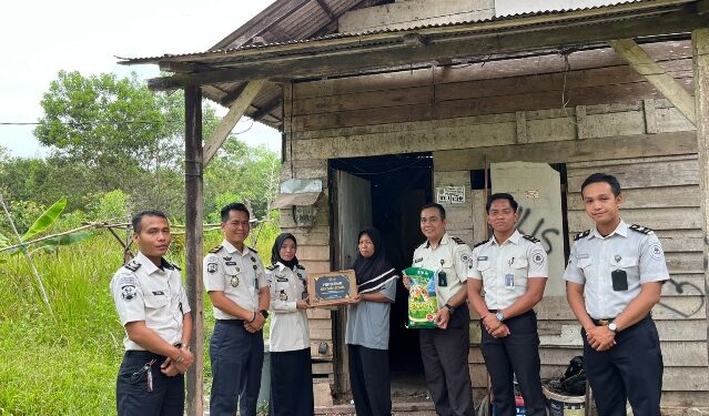 Jajaran Rutan Tamiang Layang menyalurkan bantuan, Senin (27/7/2026). (ist)