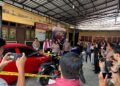 Kapolres Kapuas AKBP Rina Perwitasari, menunjukkan barang sitaan hasil pengungkapan Operasi Antik dalama press release, Senin (27/7/2027).