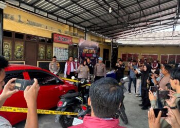 Kapolres Kapuas AKBP Rina Perwitasari, menunjukkan barang sitaan hasil pengungkapan Operasi Antik dalama press release, Senin (27/7/2027).