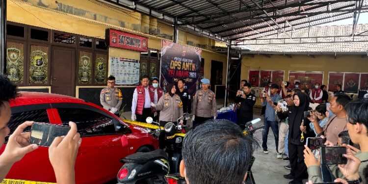 Kapolres Kapuas AKBP Rina Perwitasari, menunjukkan barang sitaan hasil pengungkapan Operasi Antik dalama press release, Senin (27/7/2027).