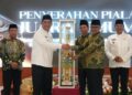 Bupati Barito Utara, H. Shalahuddin, menyerahkan trofi bergilir juara umum MTQH ke-53, Senin (27/7/2026) malam.