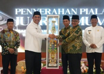 Bupati Barito Utara, H. Shalahuddin, menyerahkan trofi bergilir juara umum MTQH ke-53, Senin (27/7/2026) malam.