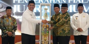 Bupati Barito Utara, H. Shalahuddin, menyerahkan trofi bergilir juara umum MTQH ke-53, Senin (27/7/2026) malam.