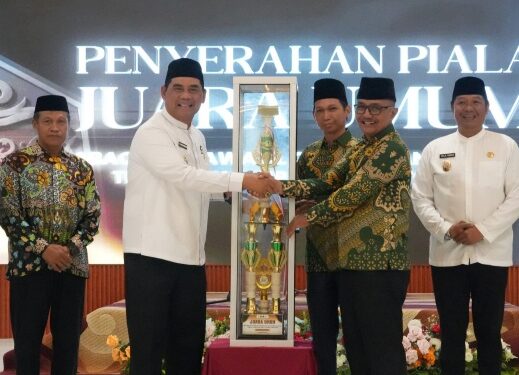 Bupati Barito Utara, H. Shalahuddin, menyerahkan trofi bergilir juara umum MTQH ke-53, Senin (27/7/2026) malam.