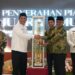 Bupati Barito Utara, H. Shalahuddin, menyerahkan trofi bergilir juara umum MTQH ke-53, Senin (27/7/2026) malam.