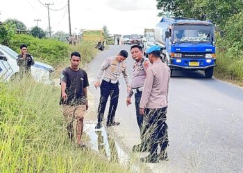 Kasat Lantas Polres Gunung Mas IPTU Eko Erry Setiawan, didampingi Kasi Propam IPTU Supono, dan dihadiri Perwakilan Ditlantas Polda Kalteng Egidio, bersama saksi kunci saat sedang melakukan Olah TKP TTA di Kelurahan Kampuri, Selasa (28/7/2026).