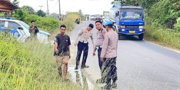 Kasat Lantas Polres Gunung Mas IPTU Eko Erry Setiawan, didampingi Kasi Propam IPTU Supono, dan dihadiri Perwakilan Ditlantas Polda Kalteng Egidio, bersama saksi kunci saat sedang melakukan Olah TKP TTA di Kelurahan Kampuri, Selasa (28/7/2026).