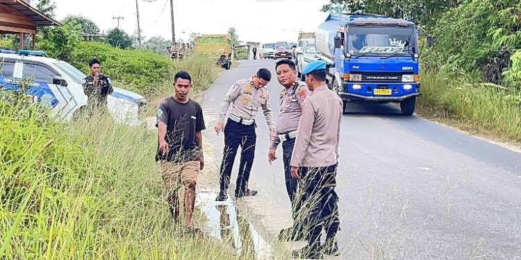 Kasat Lantas Polres Gunung Mas IPTU Eko Erry Setiawan, didampingi Kasi Propam IPTU Supono, dan dihadiri Perwakilan Ditlantas Polda Kalteng Egidio, bersama saksi kunci saat sedang melakukan Olah TKP TTA di Kelurahan Kampuri, Selasa (28/7/2026).