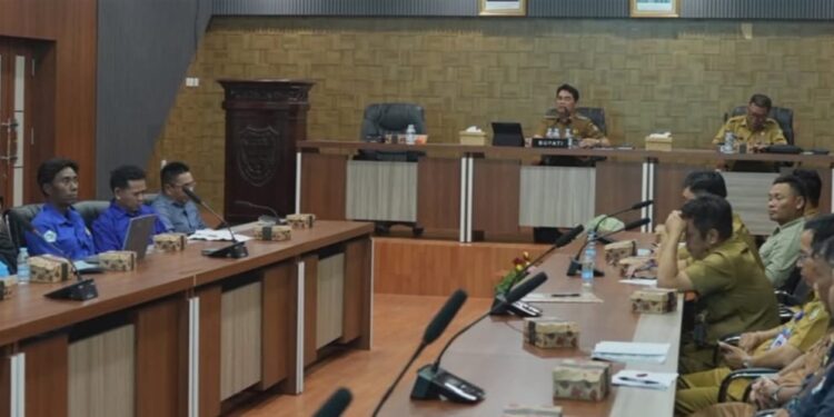 Bupati Bartim, H. Shalahuddin, memimpin Rapat Koordinasi Sistem Penyediaan Air Minum (SPAM) PDAM, Selasa (28/7/2026).