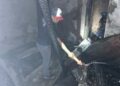 Personel Polsek Pahandut melakukan olah TKP pascakebaran yang menghanguskan delapan kamar kos dan ruko, Rabu (29/7/2026). (ist)