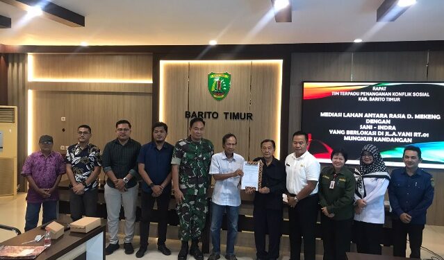 Kedua belah pihak bersengketa menunjukkan hasil kesepakatan mediasi untuk meninjau lapangan, Rabu (29/7/2026). (ist)