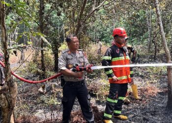 Kasat Samapta Polres Bartim, AKP Kuslan, turut memadamkan api, Rabu (29/7/2026). (ist)