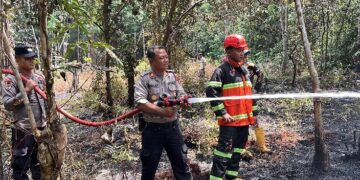 Kasat Samapta Polres Bartim, AKP Kuslan, turut memadamkan api, Rabu (29/7/2026). (ist)
