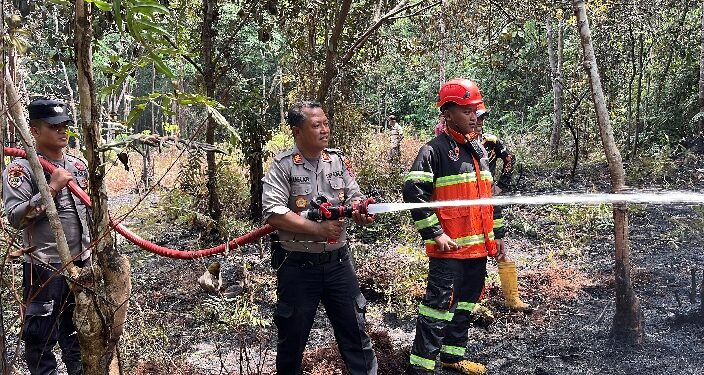 Kasat Samapta Polres Bartim, AKP Kuslan, turut memadamkan api, Rabu (29/7/2026). (ist)