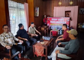 Jajaran Satresnarkoba Polres Kapuas, melakukan sambang dan edukasi penyalahgunaan dan peredaran gelap narkoba, Kamis (30/7/2026). (ist)
