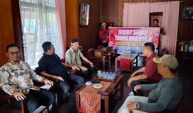 Jajaran Satresnarkoba Polres Kapuas, melakukan sambang dan edukasi penyalahgunaan dan peredaran gelap narkoba, Kamis (30/7/2026). (ist)
