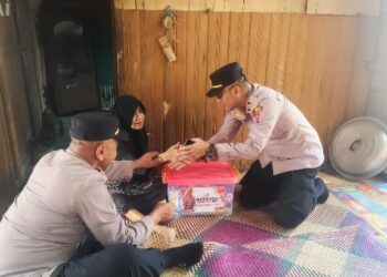 Kapolsek Dusun Tengah IPTU Stefanus Rantealo, secara langsung menyalurkan bantuan ke Ibu Lamsiah dalam Program 1 Hari 1 Kebaikan, Kamis (30/7/2026). (ist)