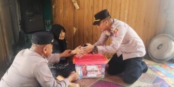 Kapolsek Dusun Tengah IPTU Stefanus Rantealo, secara langsung menyalurkan bantuan ke Ibu Lamsiah dalam Program 1 Hari 1 Kebaikan, Kamis (30/7/2026). (ist)
