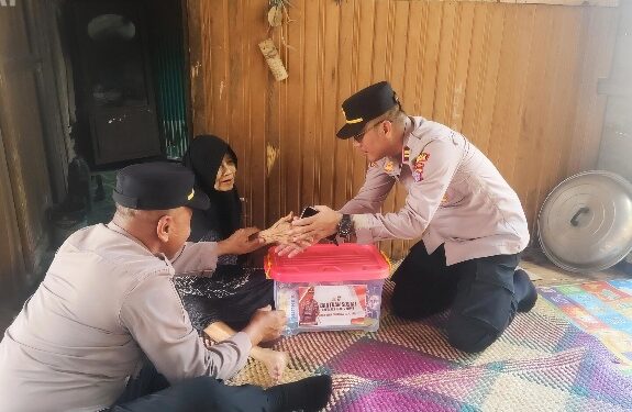 Kapolsek Dusun Tengah IPTU Stefanus Rantealo, secara langsung menyalurkan bantuan ke Ibu Lamsiah dalam Program 1 Hari 1 Kebaikan, Kamis (30/7/2026). (ist)