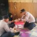 Kapolsek Dusun Tengah IPTU Stefanus Rantealo, secara langsung menyalurkan bantuan ke Ibu Lamsiah dalam Program 1 Hari 1 Kebaikan, Kamis (30/7/2026). (ist)