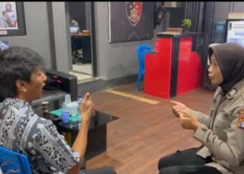 Polwan Polres Bartim berkomunikasi dengan penyandang disabilitas, Jumat (31/7/2026).