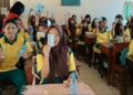 Pemberian TTD kepada remaja putri di salah sekolah di Kecamatan Dusun Timur.