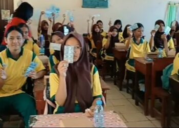Pemberian TTD kepada remaja putri di salah sekolah di Kecamatan Dusun Timur.
