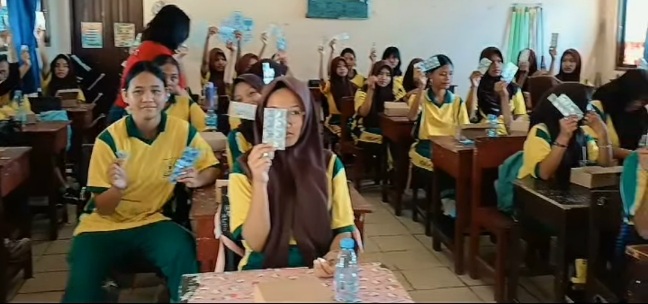 Pemberian TTD kepada remaja putri di salah sekolah di Kecamatan Dusun Timur.