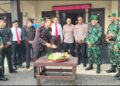 Kapolsek Dusun Timur IPDA Sulkhan Sururi, menerima kejutan tumpeng dari Koramil Tamiang Layang, Kodim 1012 Buntok, Rabu (1/7/2026).