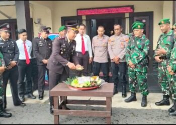 Kapolsek Dusun Timur IPDA Sulkhan Sururi, menerima kejutan tumpeng dari Koramil Tamiang Layang, Kodim 1012 Buntok, Rabu (1/7/2026).