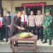 Kapolsek Dusun Timur IPDA Sulkhan Sururi, menerima kejutan tumpeng dari Koramil Tamiang Layang, Kodim 1012 Buntok, Rabu (1/7/2026).