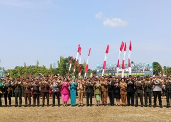 Wakil Ketua III DPRD Kalteng, Junaidi, turut berfoto bersama usai pelaksanaan perayaan HUT ke-1 Kodam XXII Tambun Bungai, Senin (10/8/2026). (ist)