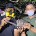 Kepala BKSDA Resor Sampit, Muriansyah bersama petugas saat menunjukan trenggiling yang berhasil diselamatkan dari karhutla. (ist)