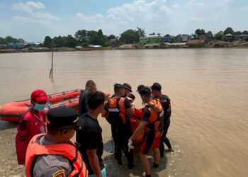 Evakuasi jenazah korban tenggelam di Sungai Kahayan, Senin (10/8/2026). (ist)