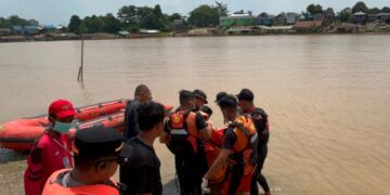 Evakuasi jenazah korban tenggelam di Sungai Kahayan, Senin (10/8/2026). (ist)