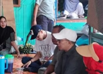 Wakil Ketua DPRD Kalteng, Junaidi (topi putih), berdiskusi dengan korban dan warga yang terdampak kebakaran di Mendawai. (ist)
