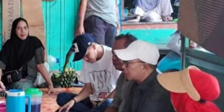 Wakil Ketua DPRD Kalteng, Junaidi (topi putih), berdiskusi dengan korban dan warga yang terdampak kebakaran di Mendawai. (ist)